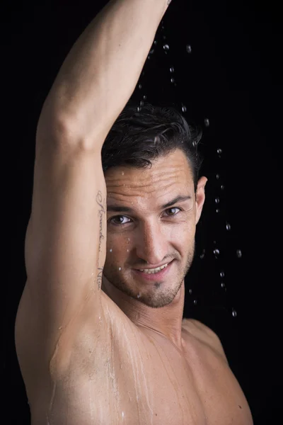 Homem bonito sem camisa, com gotas de água de cima — Fotografia de Stock