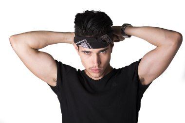 bir bandana ipe yakışıklı genç