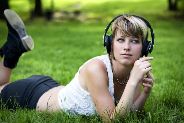 美しい少女は、音楽を聴く — ストック写真