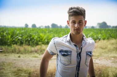 yakışıklı delikanlı, coutryside toprak yolun ayakta