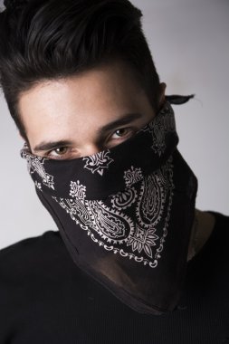 Yüzünü bir bandana gizli olan adam