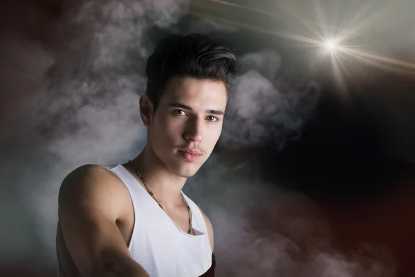 Moody bulutlu çerçevede bir genç adam — Stok fotoğraf