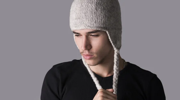 Knappe jongeman met wol hoed — Stockfoto