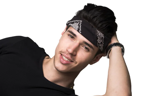 Simpático jovem bonito com bandana sorrindo — Fotografia de Stock