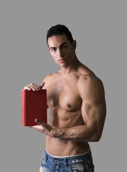 Topless sexy man met rode Boek — Stockfoto