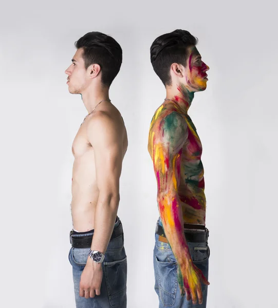 Jonge man gezien van beide kanten, gepositioneerd rug aan rug — Stockfoto