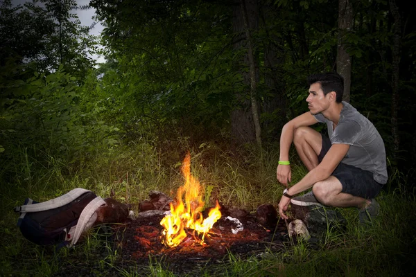 Jeune homme, camping à la montagne — Photo