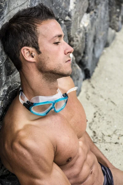 Beau jeune homme détente à la plage — Photo