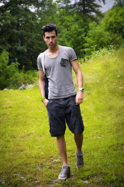 yakışıklı atletik genç adam sırt Dağları ile