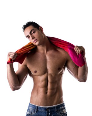 erkek model havlu ile kendini vardır