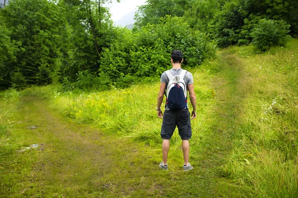 Jonge man geconfronteerd met de keuze tussen twee verschillende paden — Stockfoto