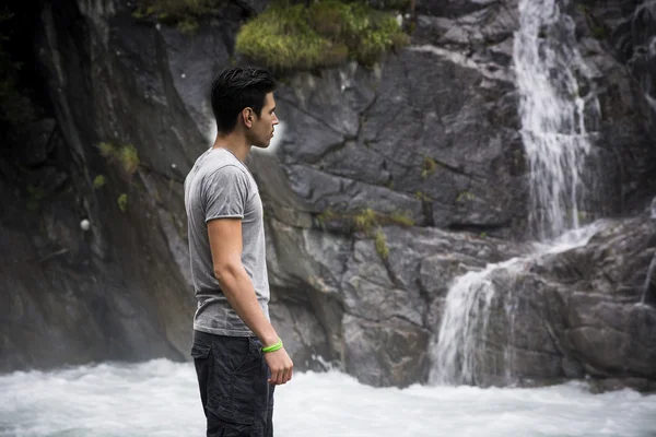 Beau jeune homme près de la cascade de montagne — Photo