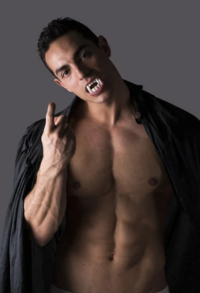 Homme musclé de vampire dans mémoires — Photo