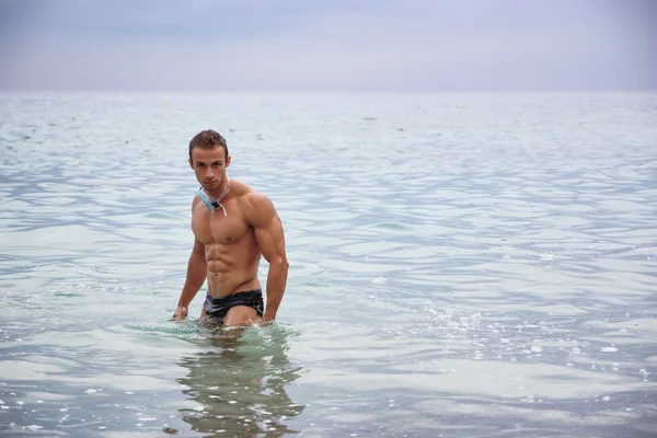 Bodybuilder in the sea — Stock Photo, Image