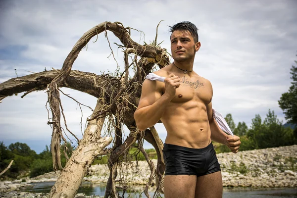 Young bodybuilder at the beach — Stock Photo, Image