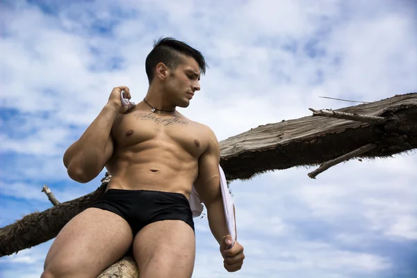 Young bodybuilder at the beach — Stock Photo, Image