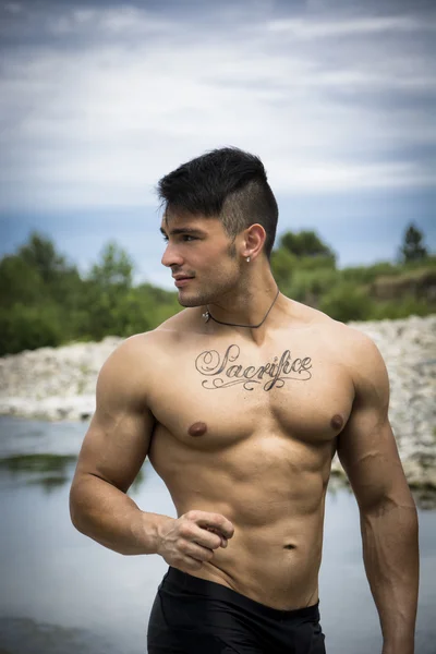Człowiek ubrany w strój kąpielowy w pobliżu rzeki wody — Zdjęcie stockowe
