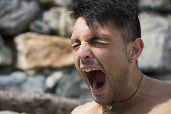 Bocejo de homem jovem — Fotografia de Stock