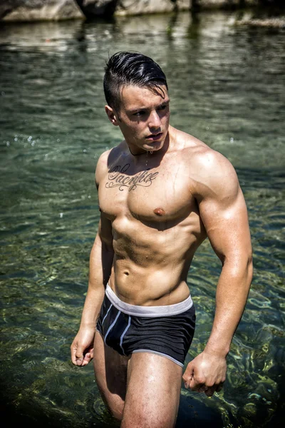 Bodybuilder dans la mer — Photo