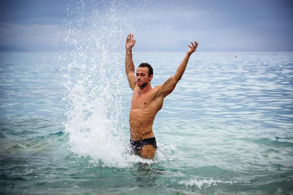 Bodybuilder in the sea — Stock Photo, Image