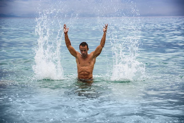 Bodybuilder i havet — Stockfoto