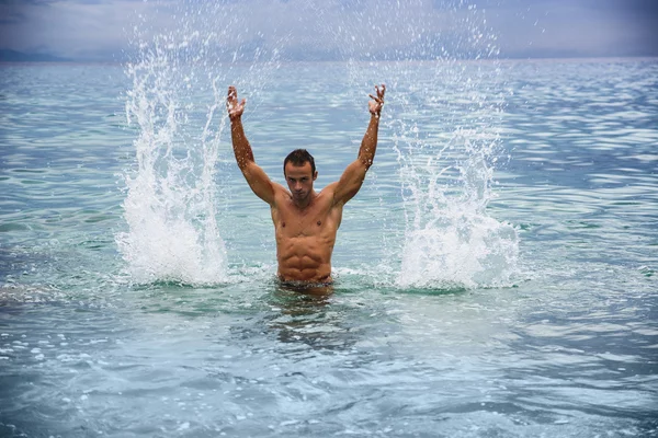 Bodybuilder in the sea — Stock Photo, Image