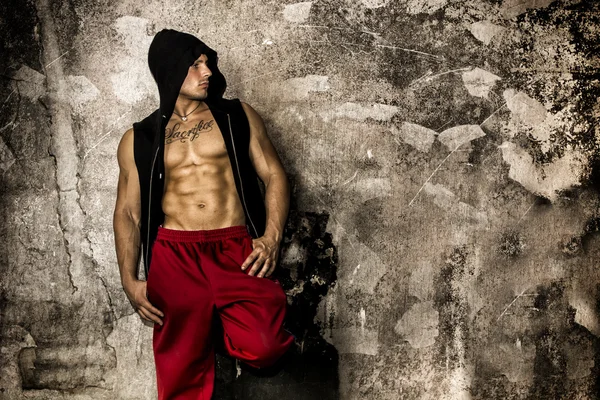 Muskulös bar överkropp ung man med jeans — Stockfoto