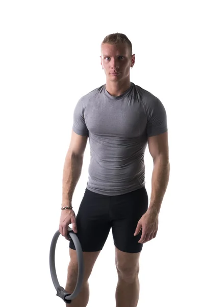 Homem musculoso, exercitando com anel de pilates — Fotografia de Stock