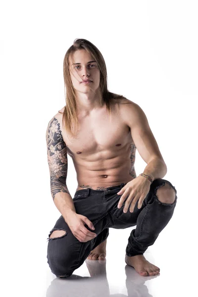 Homem de cabelos longos com tatuagens — Fotografia de Stock