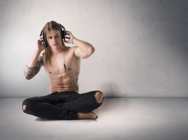 Mann ohne Hemd, Musik hören — Stockfoto