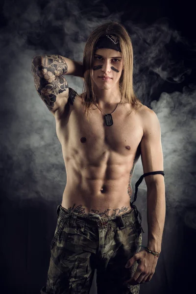 Shirtless mužského modelu s úsměvem — Stock fotografie