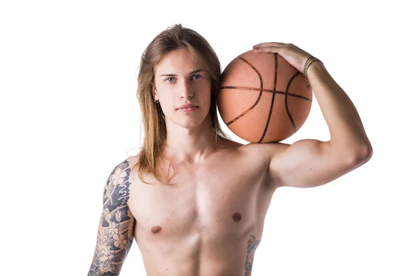 Homem sem camisa com bola de basquete — Fotografia de Stock