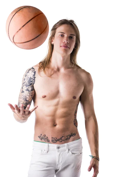 Hombre sin camisa con pelota de baloncesto — Foto de Stock