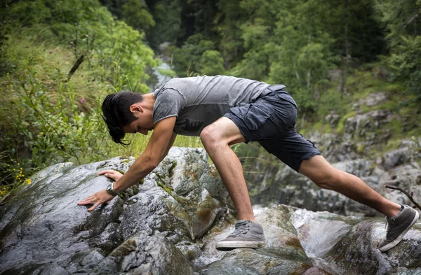 Man climb in lush green mountain scenery — Stock Photo, Image