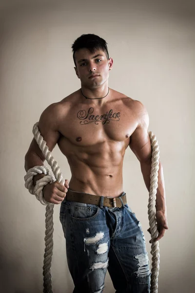 Man shirtless met zware grote touw — Stockfoto