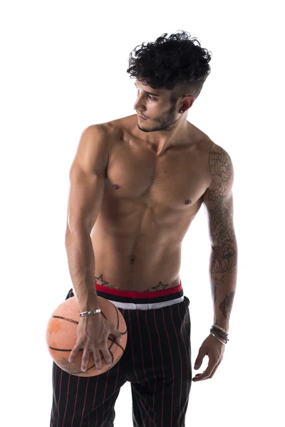 Мужчина держит баскетбольный мяч — стоковое фото