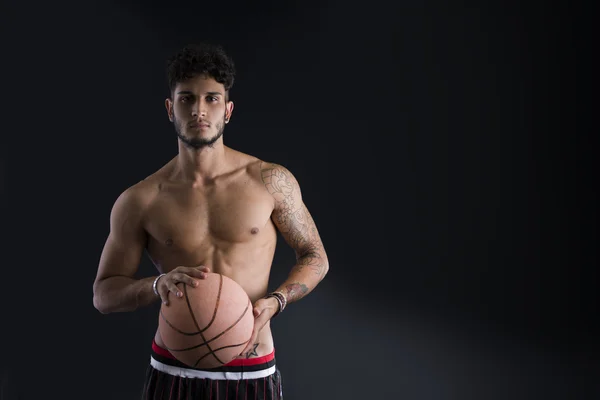 Basketbol topu tutan adam — Stok fotoğraf