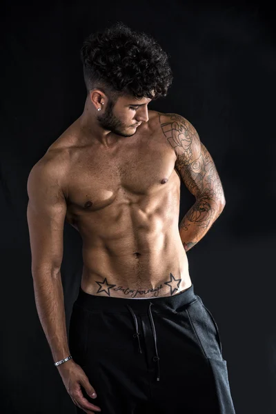 Atletický muž s tetováním Stock Obrázky