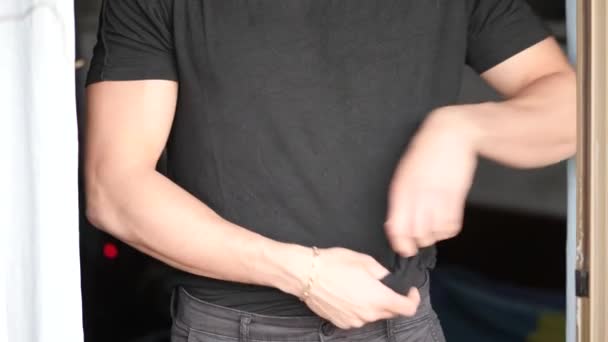 Μικρά ταιριάζει άνθρωπος άνοιγμα πουκάμισο στο γυμνός μυϊκή κορμού — Αρχείο Βίντεο