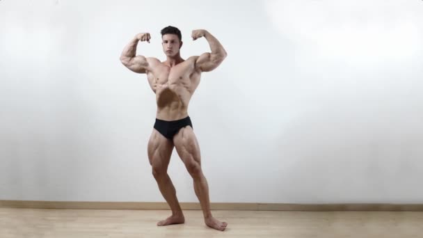 Bonito fisiculturista fazendo poses de musculação clássicos — Vídeo de Stock