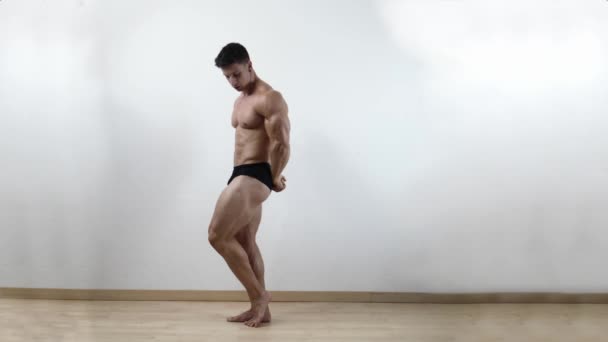 Bonito fisiculturista fazendo poses de musculação clássicos — Vídeo de Stock
