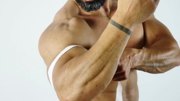 Bodybuilder man measuring arm with tape measure, — Stock video