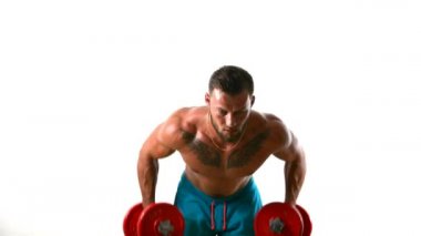 Kaslı, seksi, üstsüz, sırtında dambıllar olan, stüdyoda izole edilmiş, sırt kaslarını çalıştıran adam.