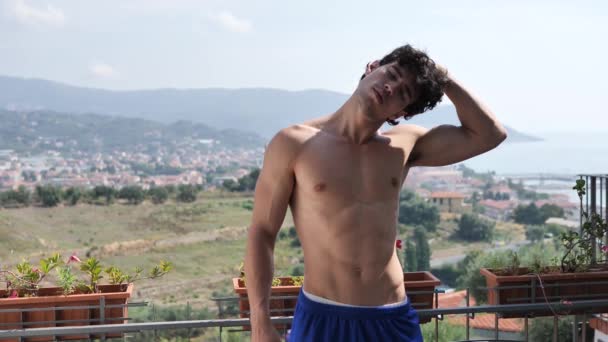 Athletic Attractive Shirtelss Young Man Exercising Stretching Outdoor Terrace Summer — Vídeo de Stock