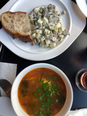 Öğle yemeğinde ekşi kremalı sebze çorbası ve salata.