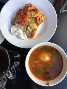 Öğle yemeğinde ekşi kremalı sebze çorbası ve salata.