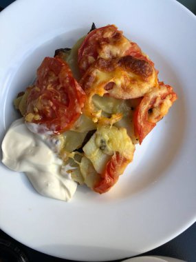 Sebzeli ve ekşi kremalı vejetaryen güveç.