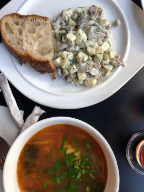 Öğle yemeğinde ekşi kremalı sebze çorbası ve salata.