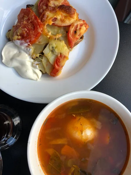 Öğle yemeğinde ekşi kremalı sebze çorbası ve salata.