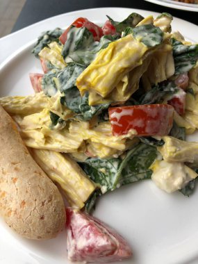 Sebzeli, mantarlı ve peynirli lezzetli vejetaryen salatası.